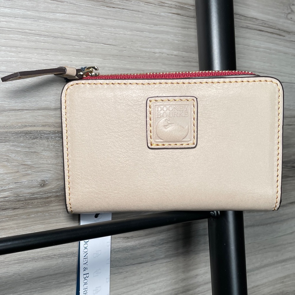 NWT- Dooney & Bourke Florentine Leather Zip Credit Card Wallet, Oyster